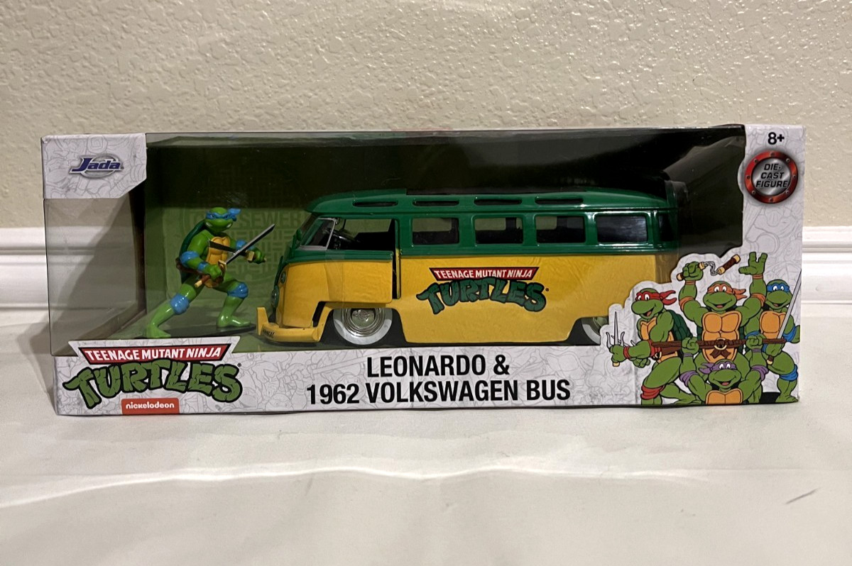 TMNT Leonardo & 1962 Volkswagen Bus & Leonardo Figurine NEW🔥
