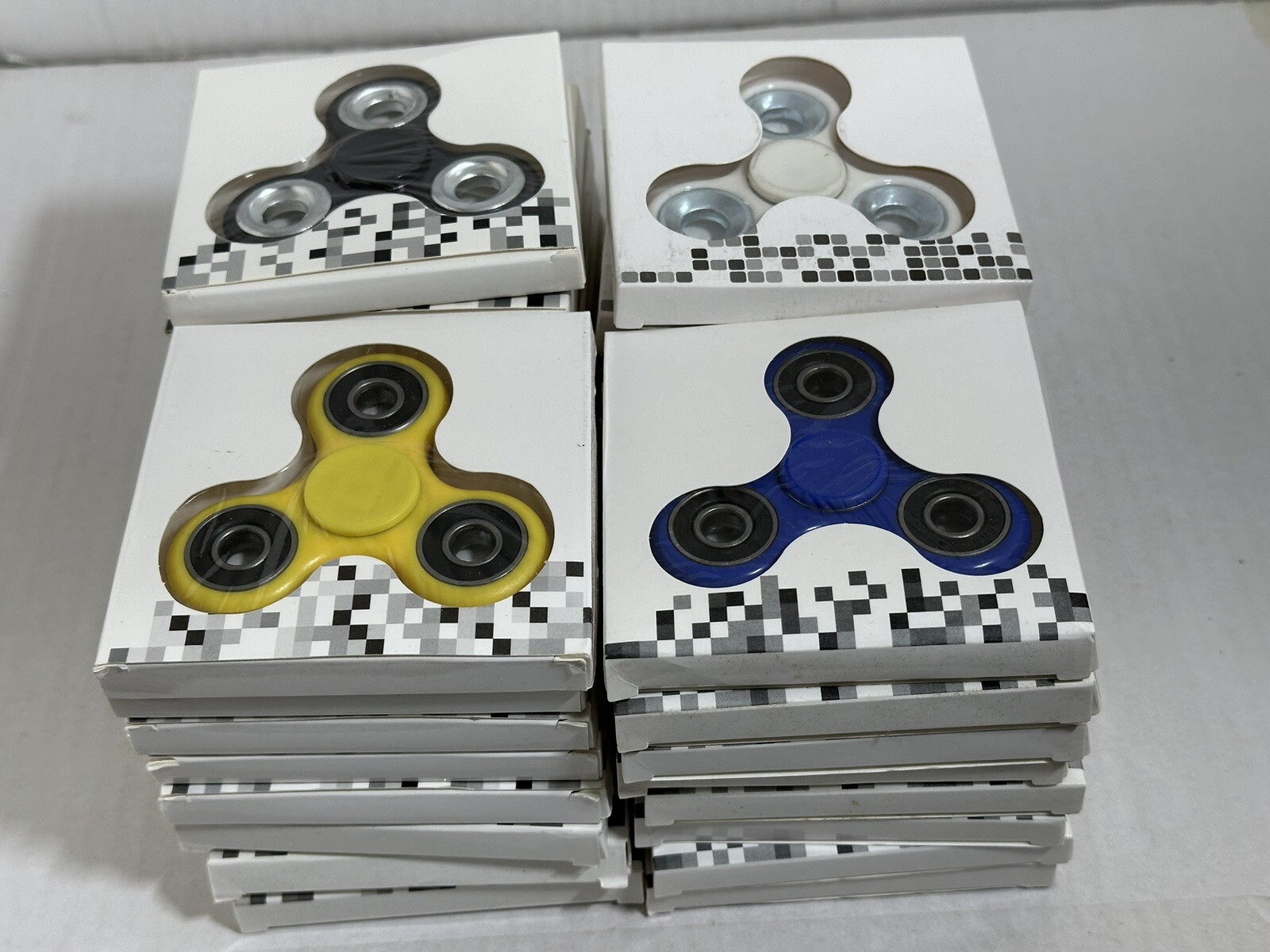 LOT 32 HAND FIDGET SPINNER PARTY TOYS STRESS RELIEF FOCUS 4 COLORS 32 PCS  #324