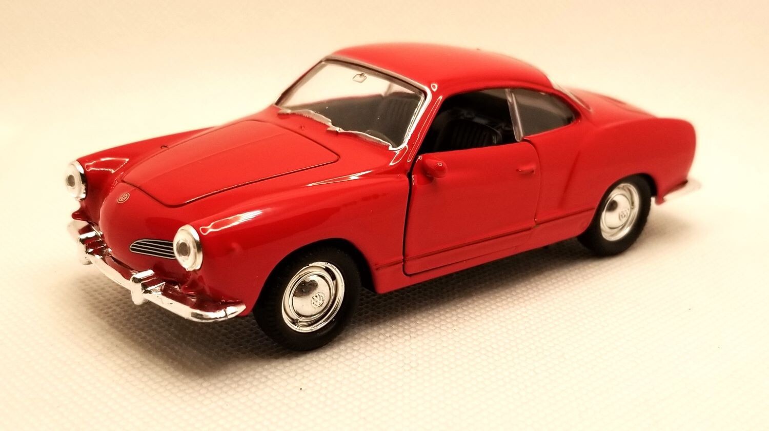 Welly – 1:34-1:39 Scale Model Volkswagen Karmann Ghia Coupe Red (BBWE43634DR)