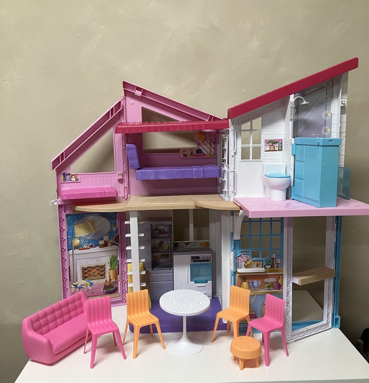 MATTEL MALIBU BARBIE FOLDING DREAM HOUSE 2019 W/ FURNITURE