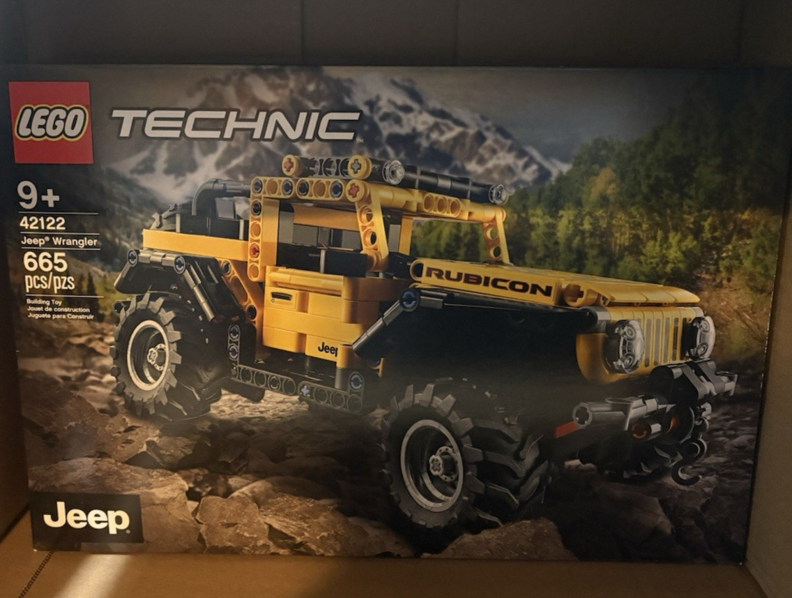 New in Box LEGO Technic: Jeep Wrangler (42122)