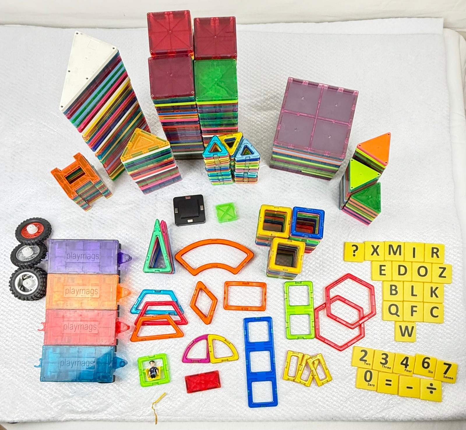HUGE LOT OF MAGNA TILES – 433 PIECES – MAGNETIC TRIANGLES, SQUARES, CARS