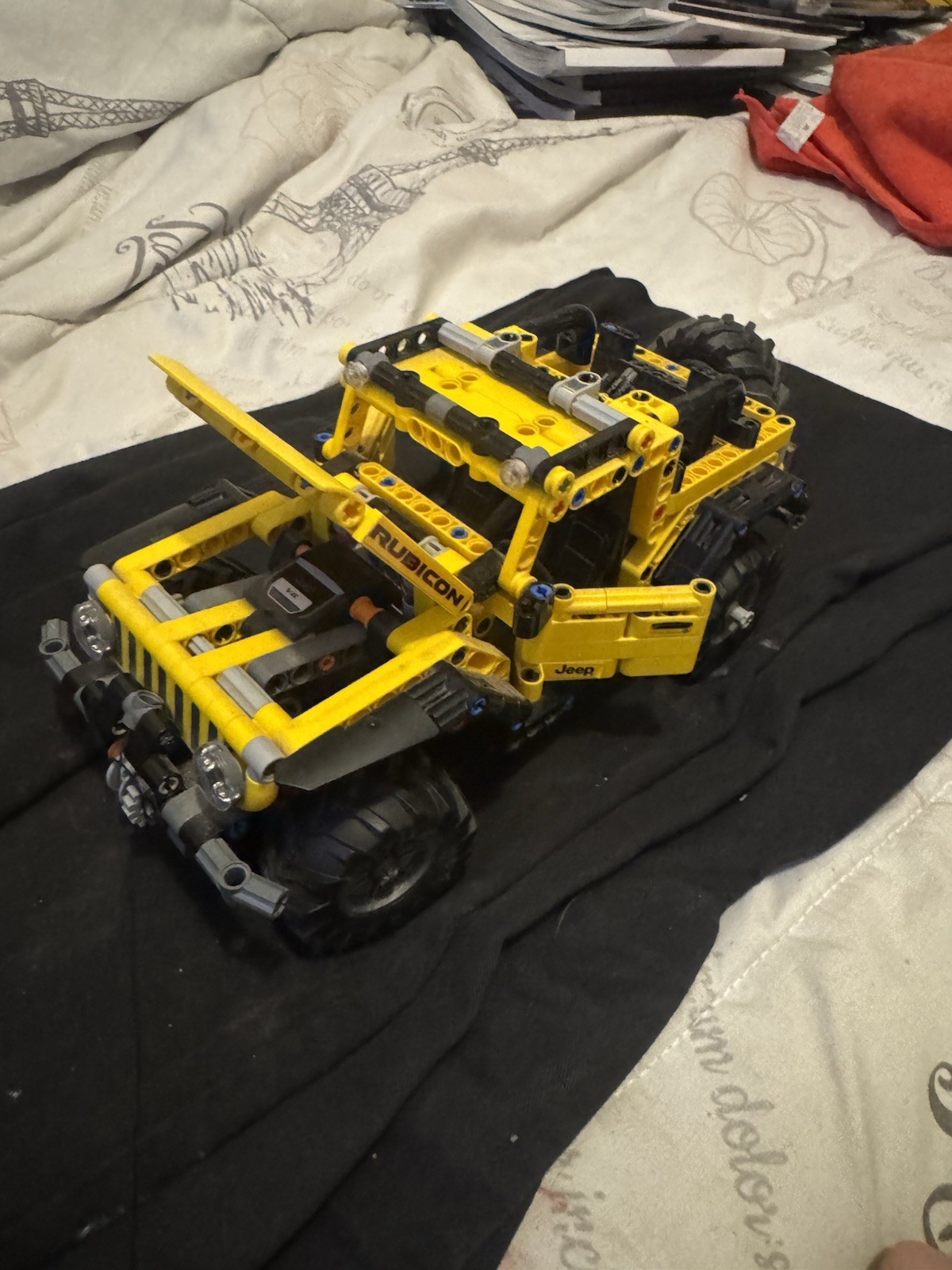 LEGO Technic #42122 Yellow Jeep Wrangler Rubicon