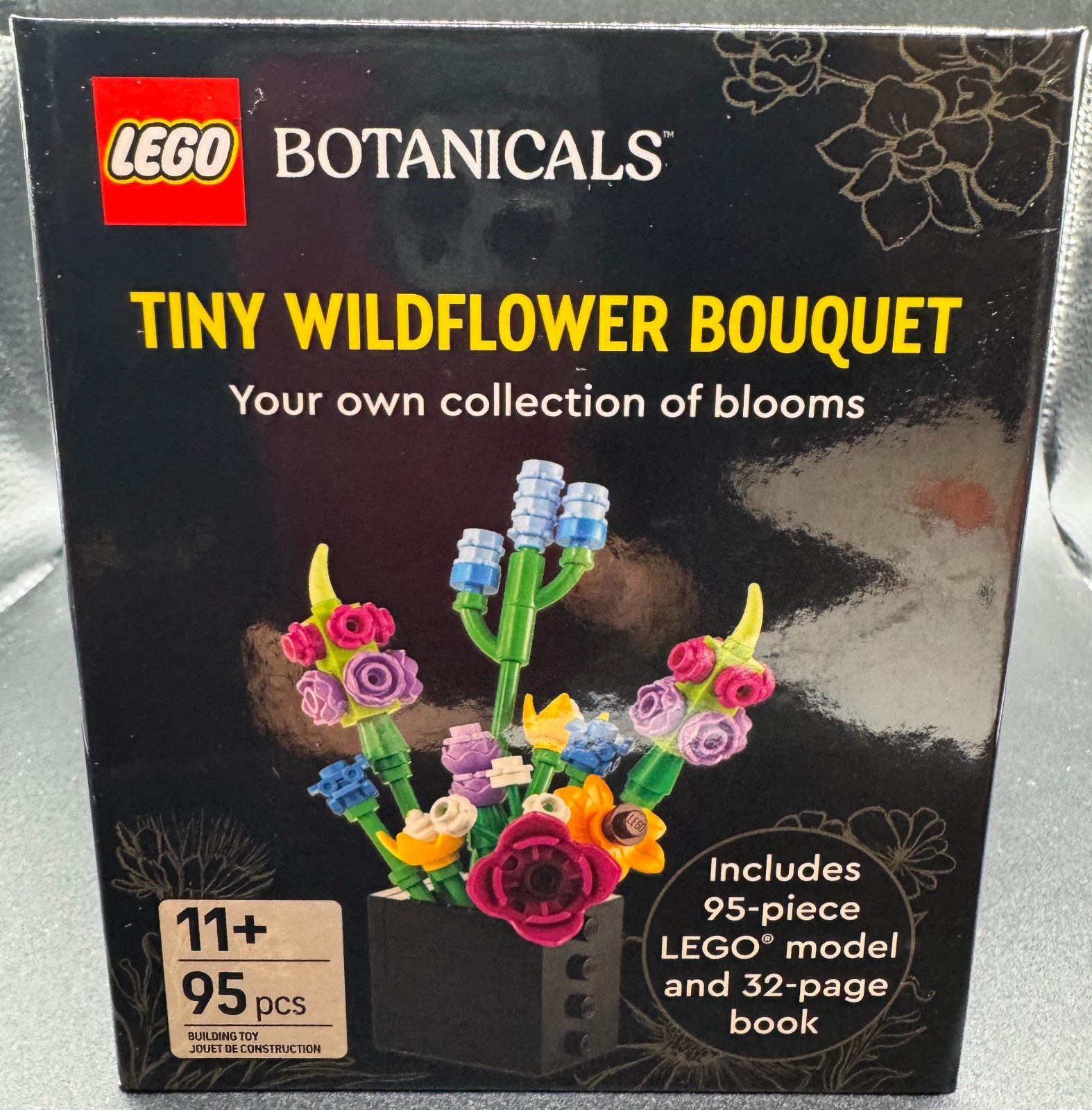 Lego Botanicals Tiny Wildflower Bouquet 95 pc set with 32-page hardcover 5010076